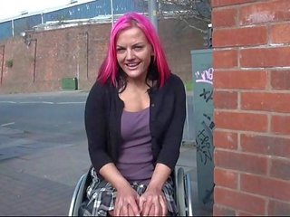 Wheelchair bundet leah caprice i storbritannien blinkande och utomhus nakenhet