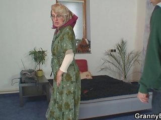 Ensom gammel bestemor gleder en unge henspeiler