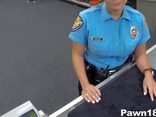 Поліція офіцер comes в pawn магазин